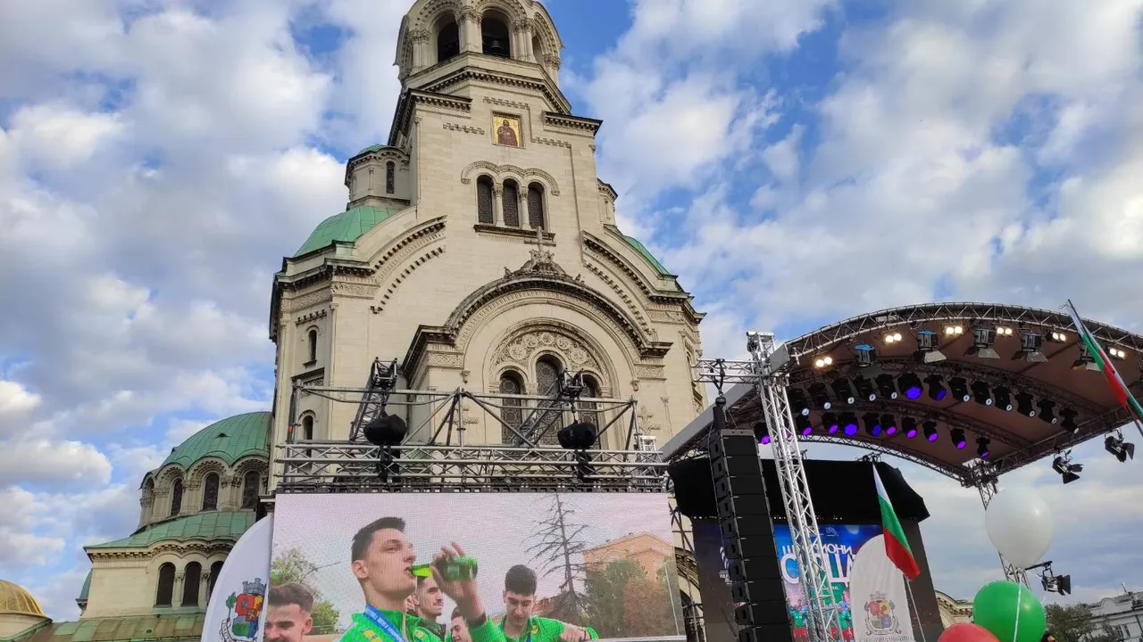 Хиляди скандират „България, юнаци“ пред „Св. Александър Невски“ в чест на волейболните национали