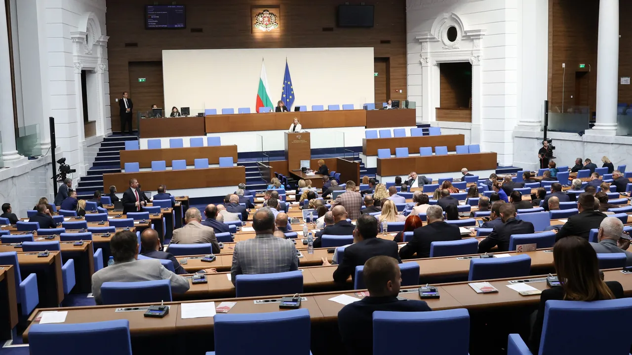 Депутатите решават дали Народното събрание да избира председателите на ДАНС и ДАР