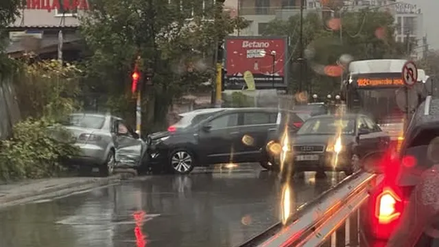 Заради дъжда: Катастрофи в София на редица ключови булеварди