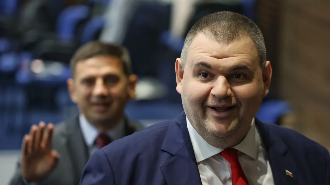 Пеевски към Радев: „Румене, излез – пишеш устави и правиш партия в президентството“