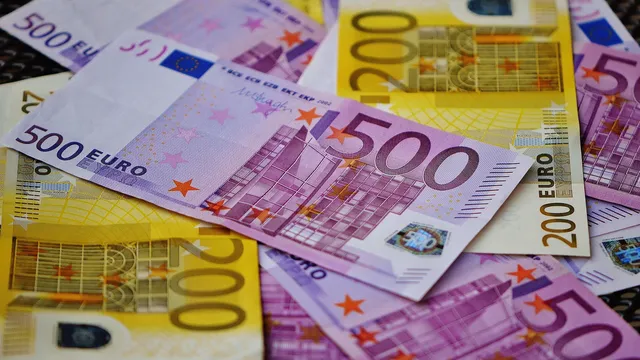 Митничари задържаха недекларирана валута за близо над 100 хил. евро