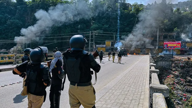 8 загинали при протести в Кашмир