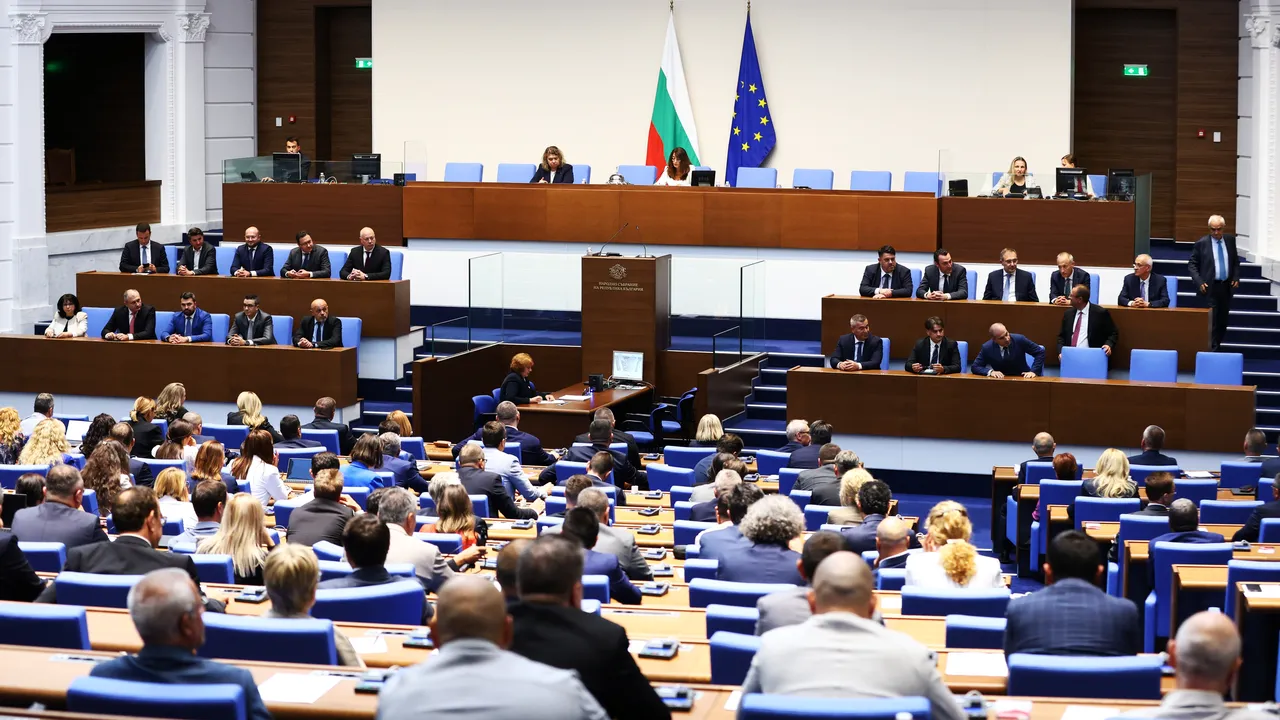 Депутатите си удължиха работното време заради законите за спецслужбите