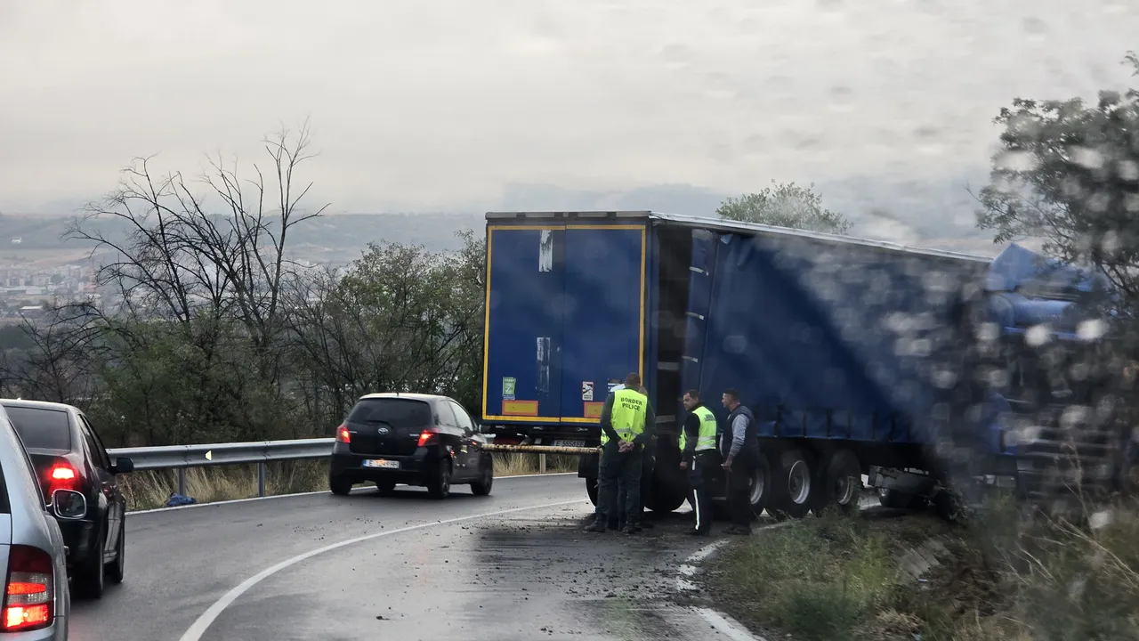 Катастрофа между бус и камион на пътя София - Варна
