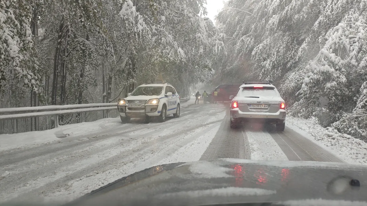 АМ „Хемус“ е затворена временно в посока София заради снега