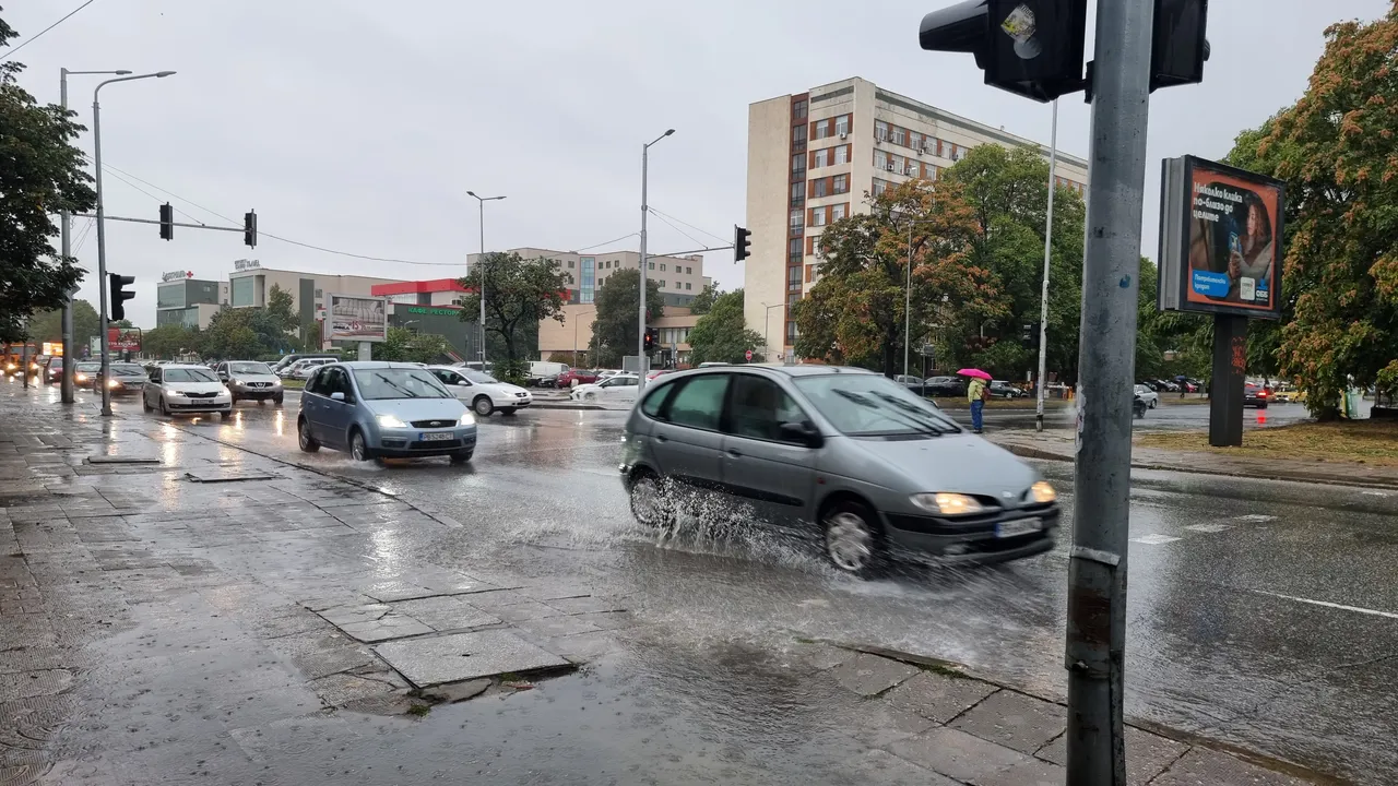В Пловдив: Наводнени са улици, подлези и подземни гаражи