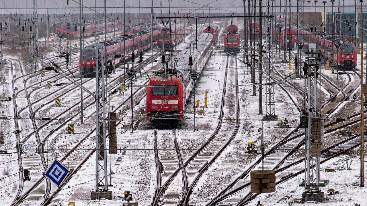 Снегът „оплете“ и разписанието на БДЖ