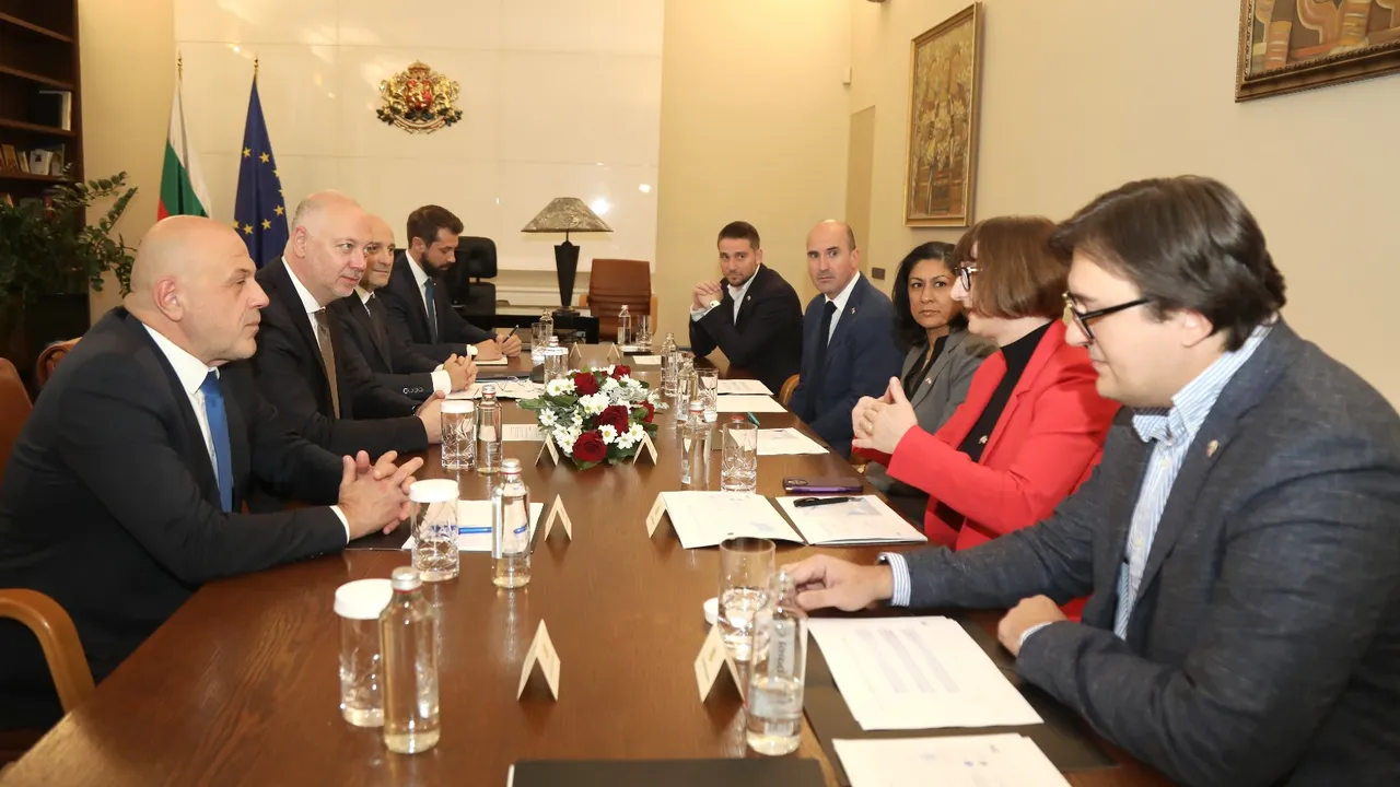 Кабинетът проучва шанса за гигафабрика за изкуствен интелект с IBM и ЕК