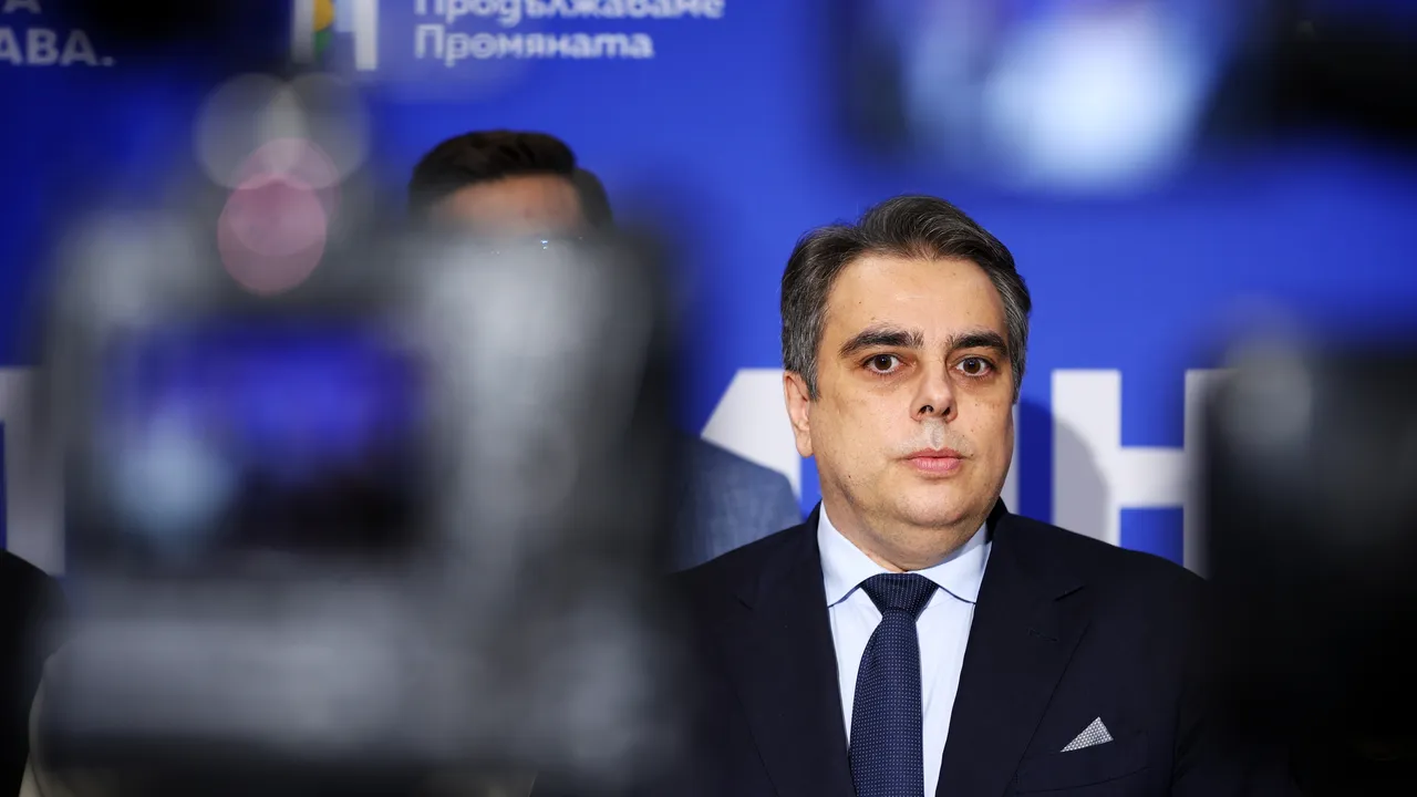 Асен Василев: Сарафов незаконно се разпорежда с държавни средства и трябва да бъде задържан