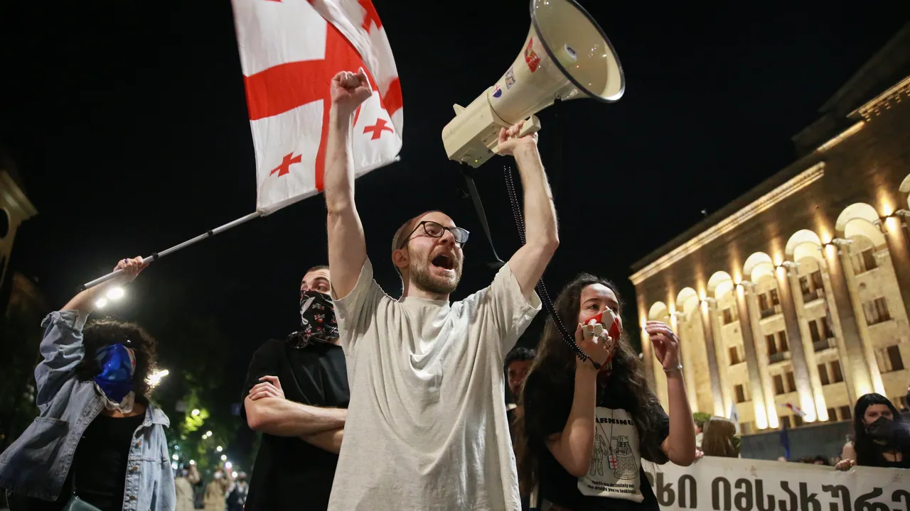 Масови протести в Грузия: демонстранти щурмуваха президентския дворец в деня на изборите