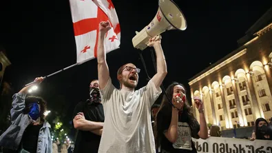 Масови протести в Грузия: демонстранти щурмуваха президентския дворец в деня на изборите