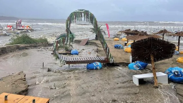 Банкноти изплуваха на плажа в Царево, произходът им се изяснява