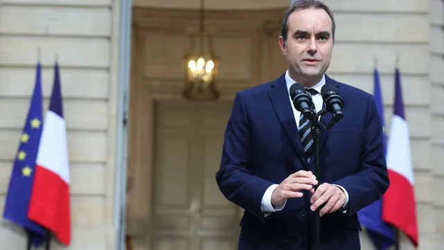Френският премиер подаде оставка, президентът прие решението му