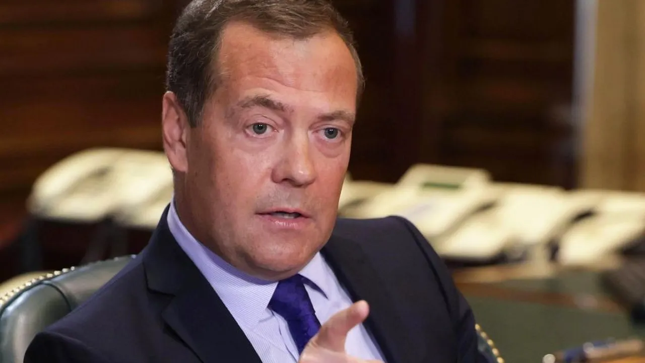 Медведев: Важно е глупавите европейци да усетят опасността от война от първа ръка