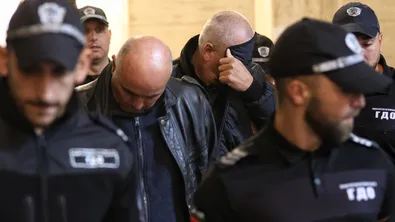 Двама служители на „Автомобилна администрация“ остават в ареста заради подкуп, поискан при концерта на Роби Уилямс