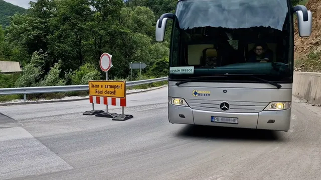 Огромно свлачище затвори пътя Асеновград – Смолян
