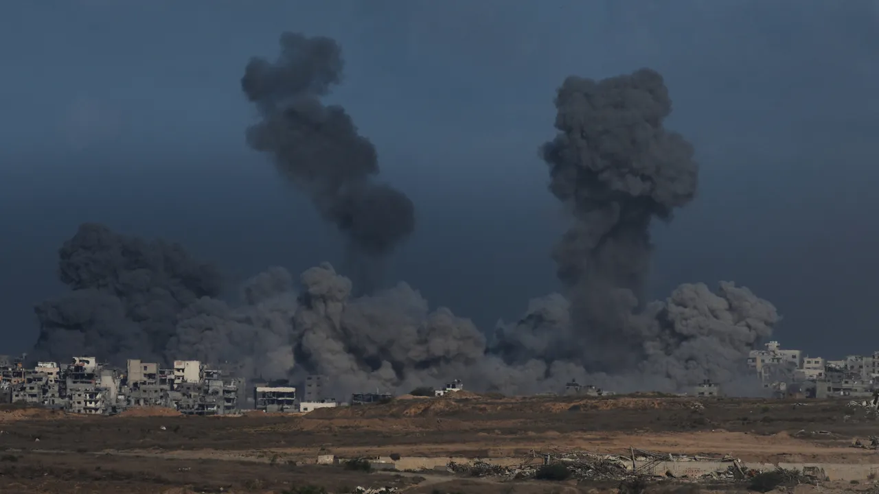 Израел обстрелва Газа на годишнината от нападението на „Хамас“