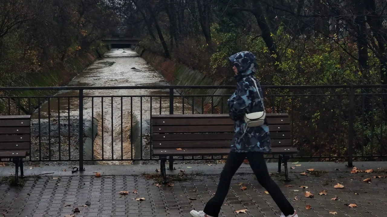 Облачно и дъждовно остава и днес