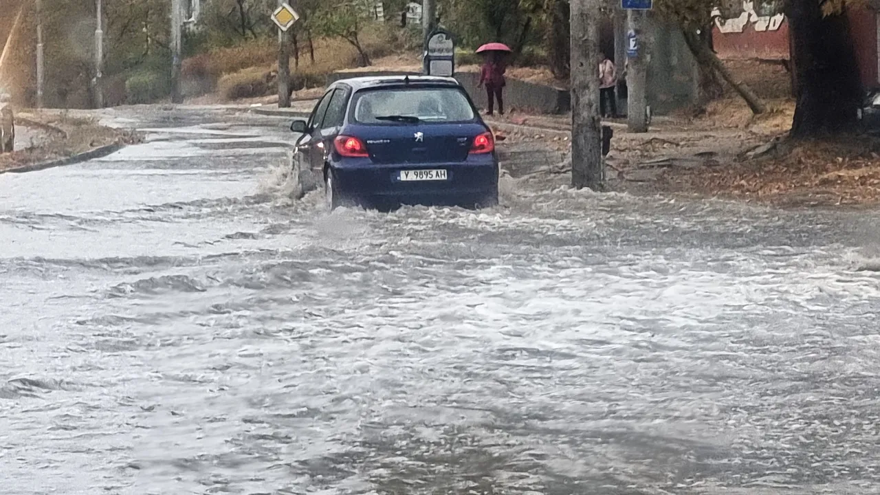 Интензивни валежи във Варна "затварят" автоподлези