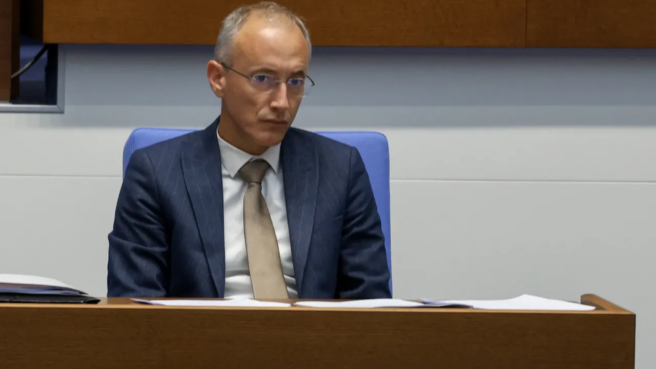 Текат дебатите за въвеждането на „Добродетели и религия“ и лимит за директорите