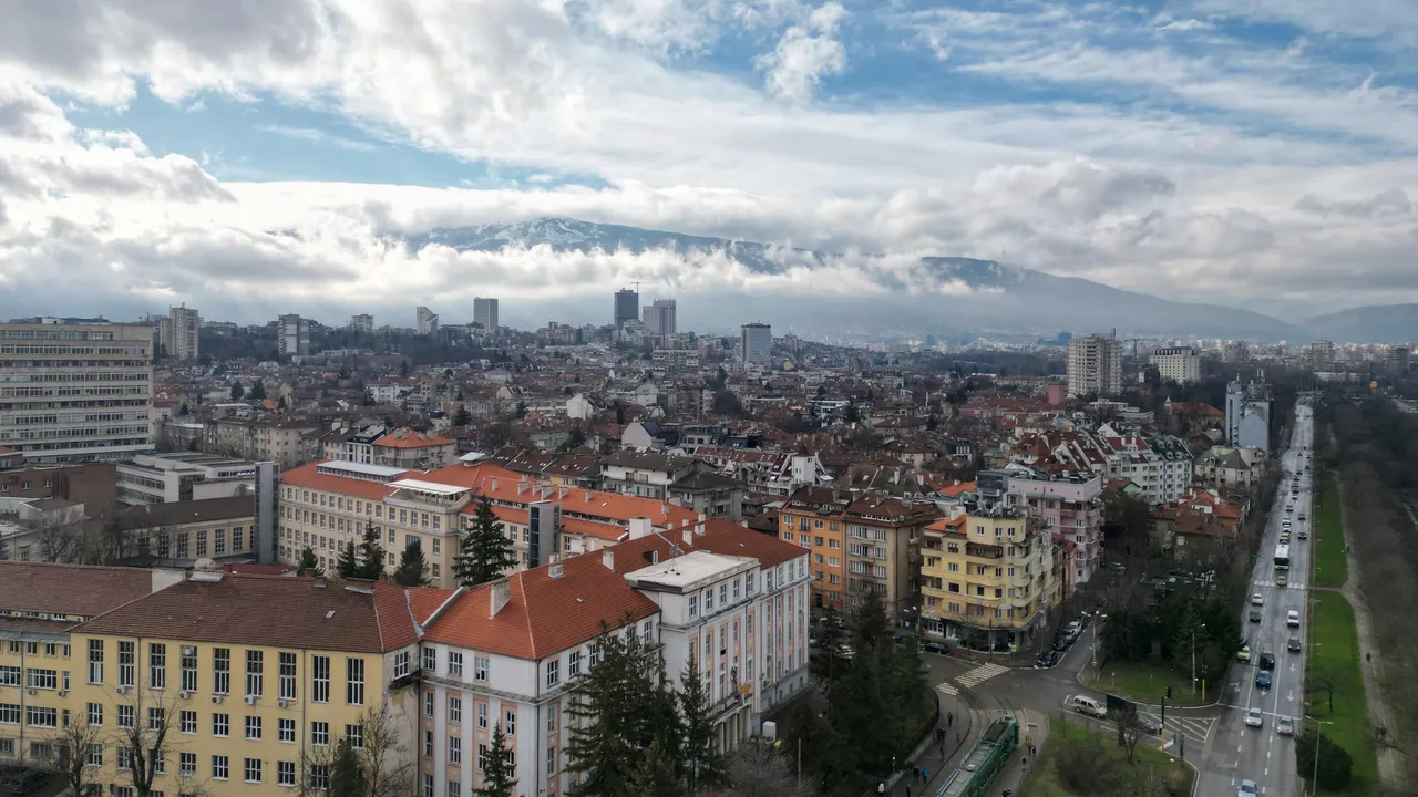 Затопляне на времето днес. Облачността над София намалява