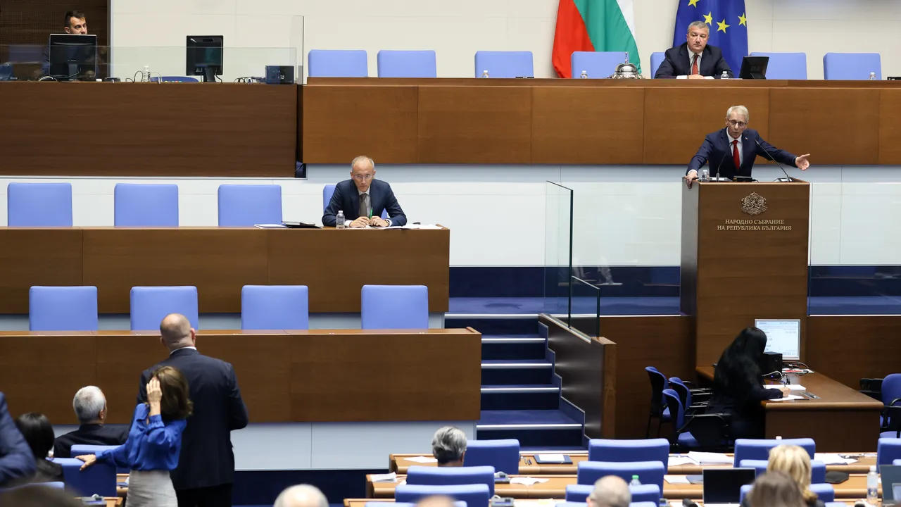 Парламентът прие на първо четене ежегодна атестация за учителите и новия предмет „Добродетели и религия“