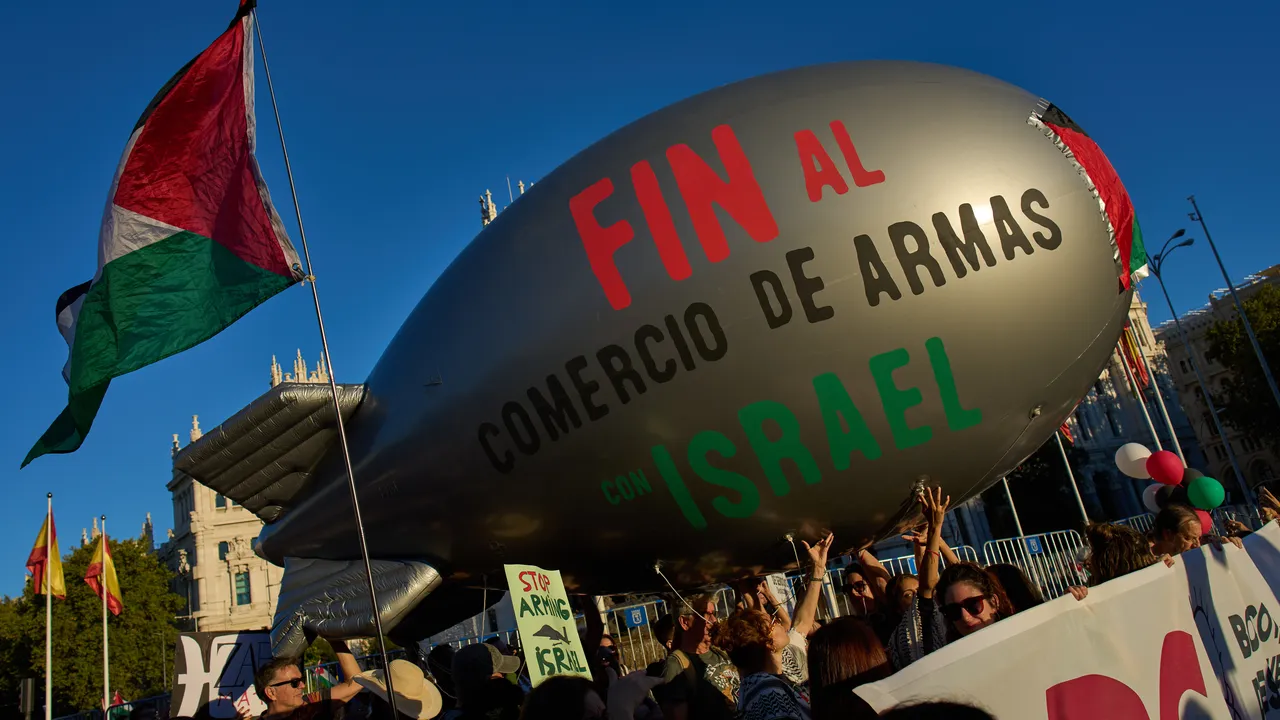 Испания вкара в закон оръжейното ембарго срещу Израел