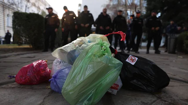 "Боклук за боклука": торби със смет пред централата на ДПС - НН
