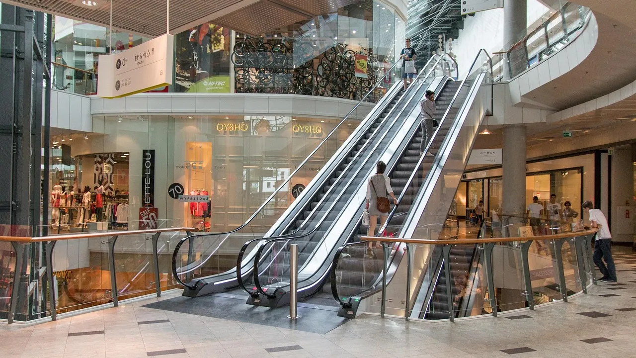 Хаос в The Mall: Евакуираха мола заради заплаха от бомба