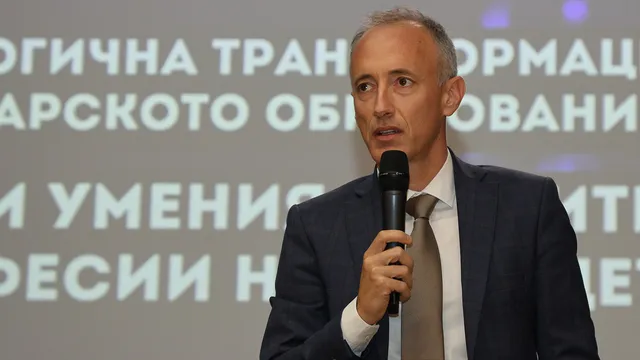 МОН ще инвестира в мрежата от математически училища, обяви Вълчев