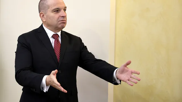 Караджов: Спира лепенето на стикери по стъклата на колите