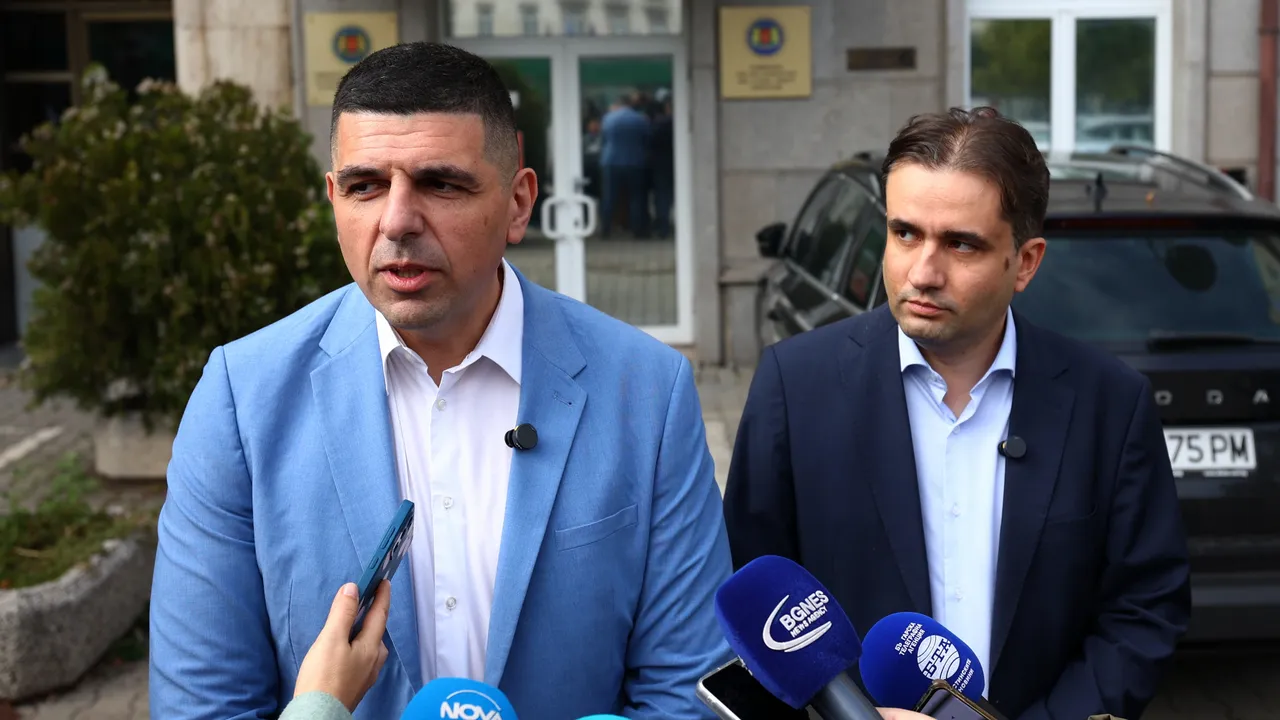 Съпредседателите на "Да, България" без среща в КПК по сигналите срещу Пеевски