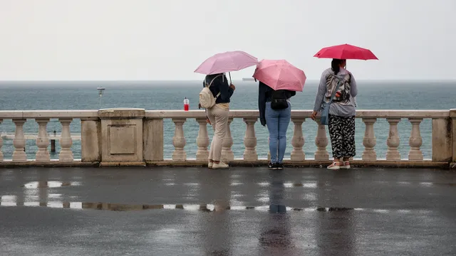 Преобладаващо облачно ще бъде и днес