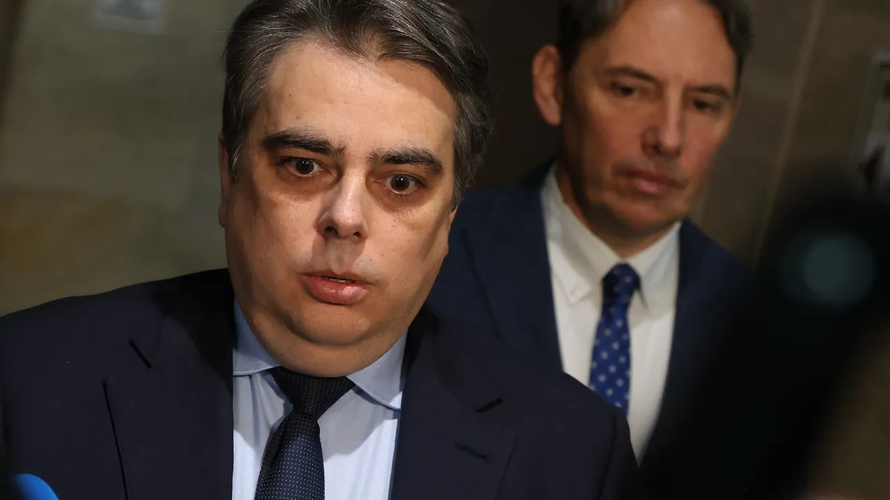 Асен Василев поиска главата на Даниел Митов