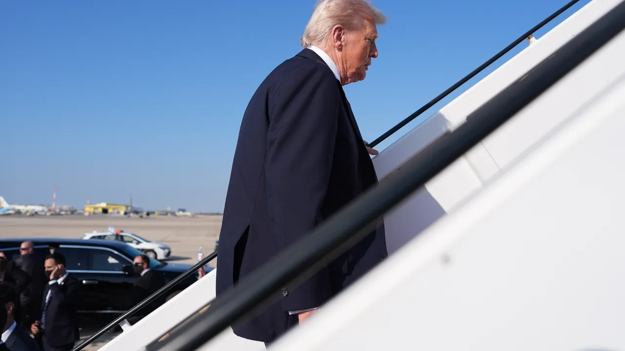 Доналд Тръмп обратно на Air Force One на път към Египет