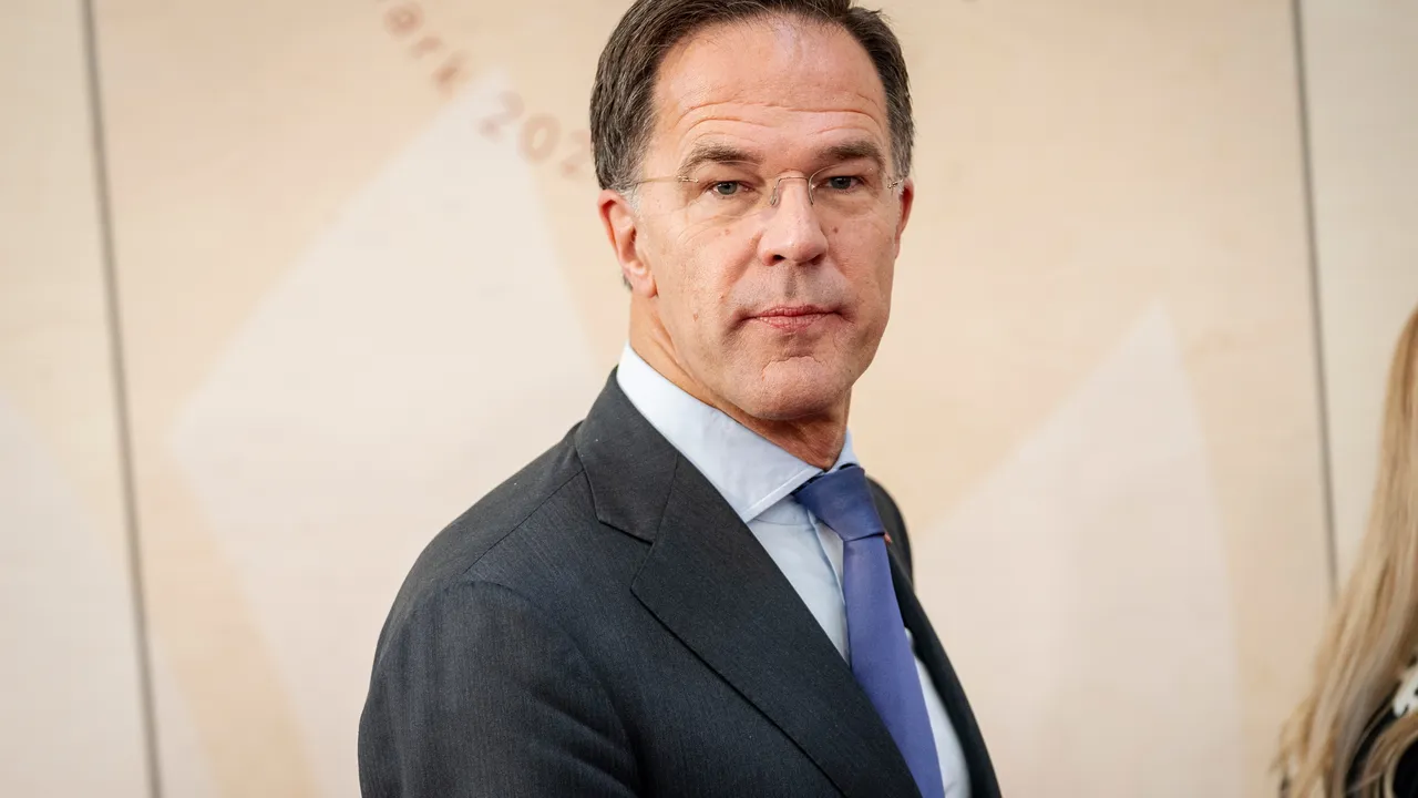 Шефът на НАТО Марк Рюте се подигра на Русия заради „куцащата“ ѝ подводница в Ламанша