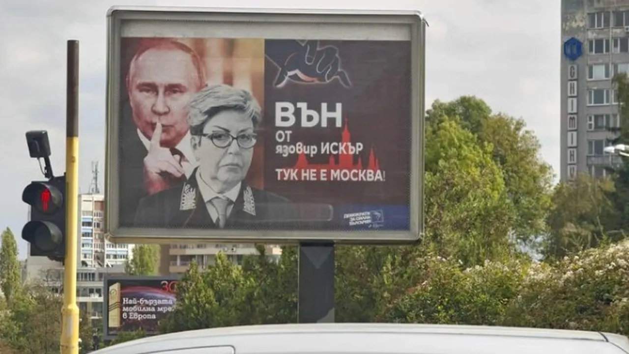 Билборд с надпис „Тук не е Москва“ се появи до руското посолство в София