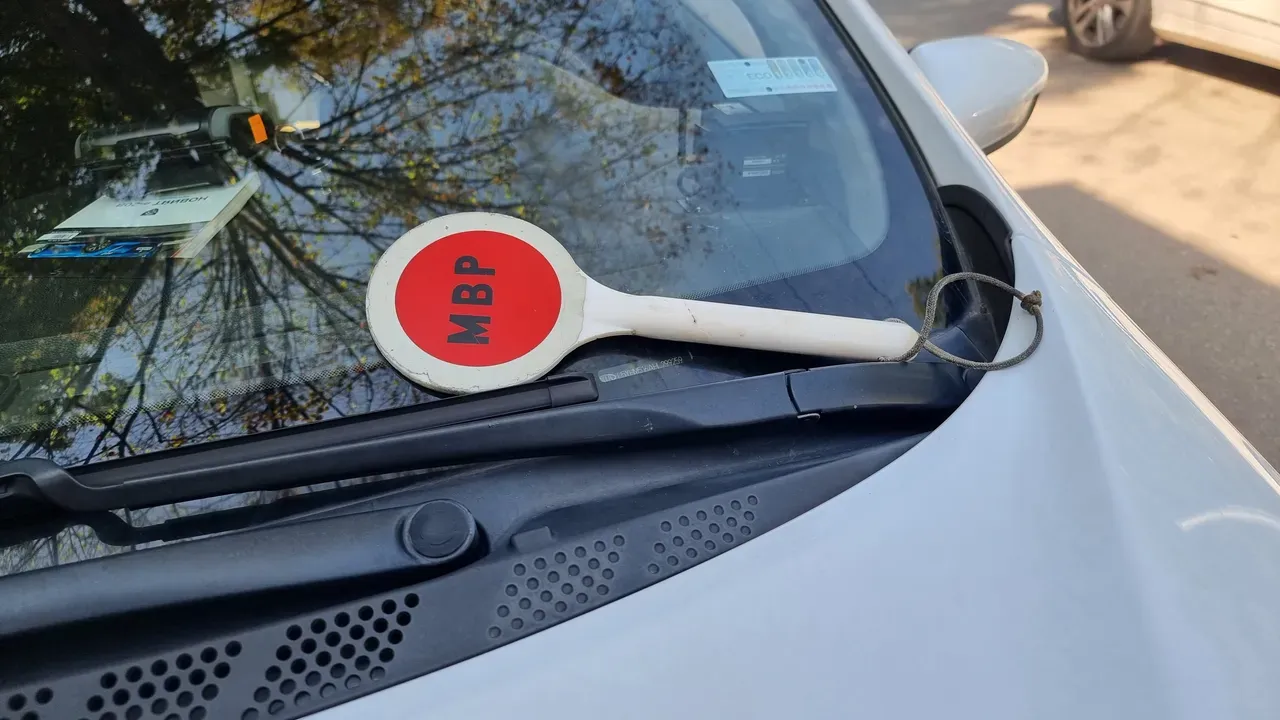 Жената, обвинена в посредничество в схемата за регистрация на коли в КАТ – Хасково, отрича участие