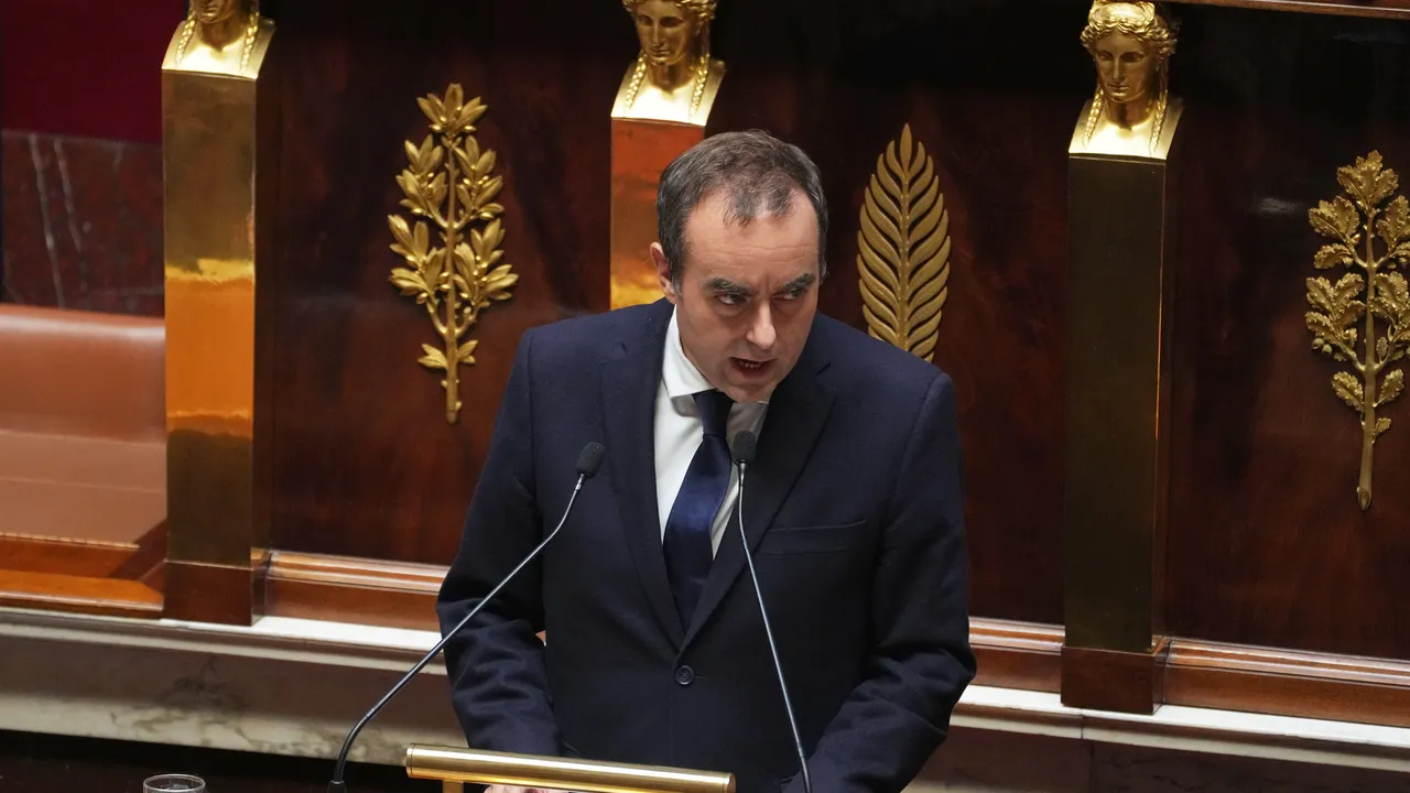 Френският премиер замразява пенсионната реформа в опит да спаси правителството