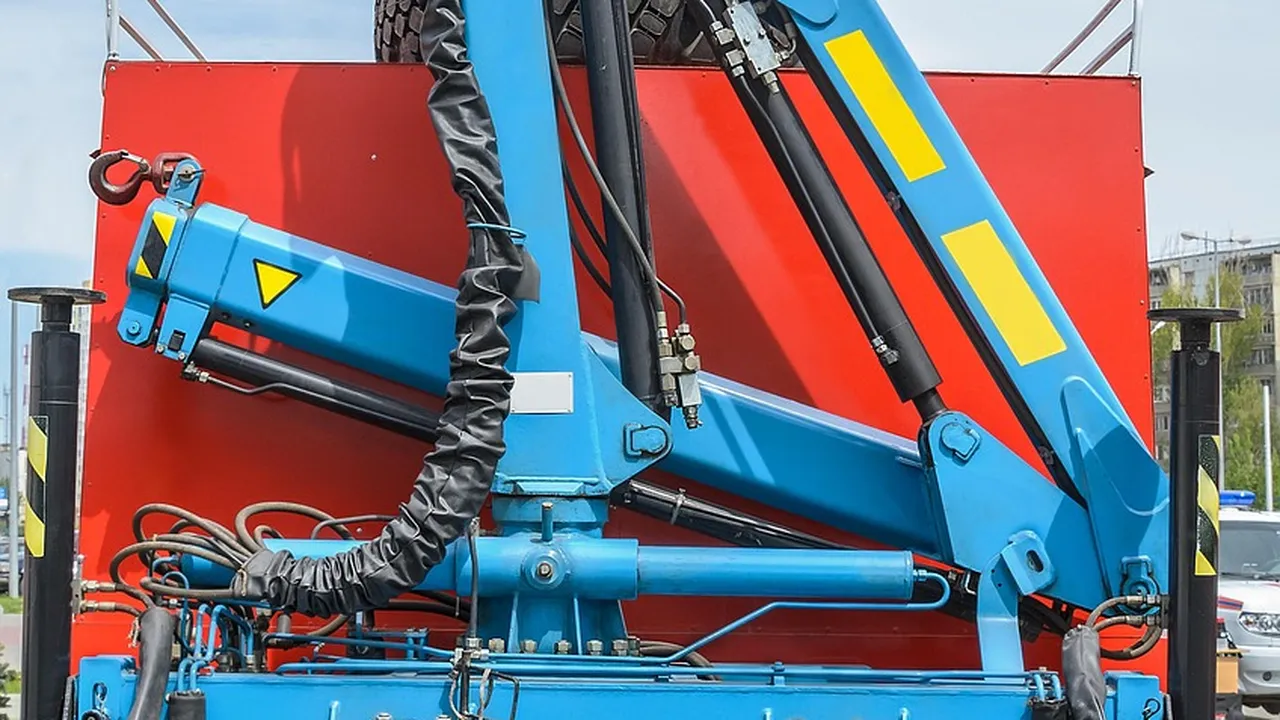 Камион на ВиК - Добрич пропадна в дупка