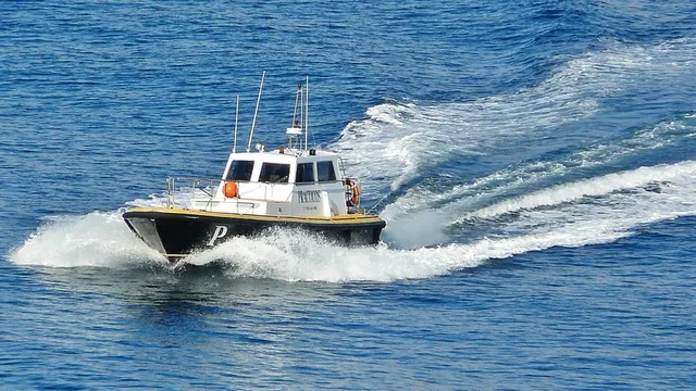 Двама мигранти са загинали при гонка в морето край Родос