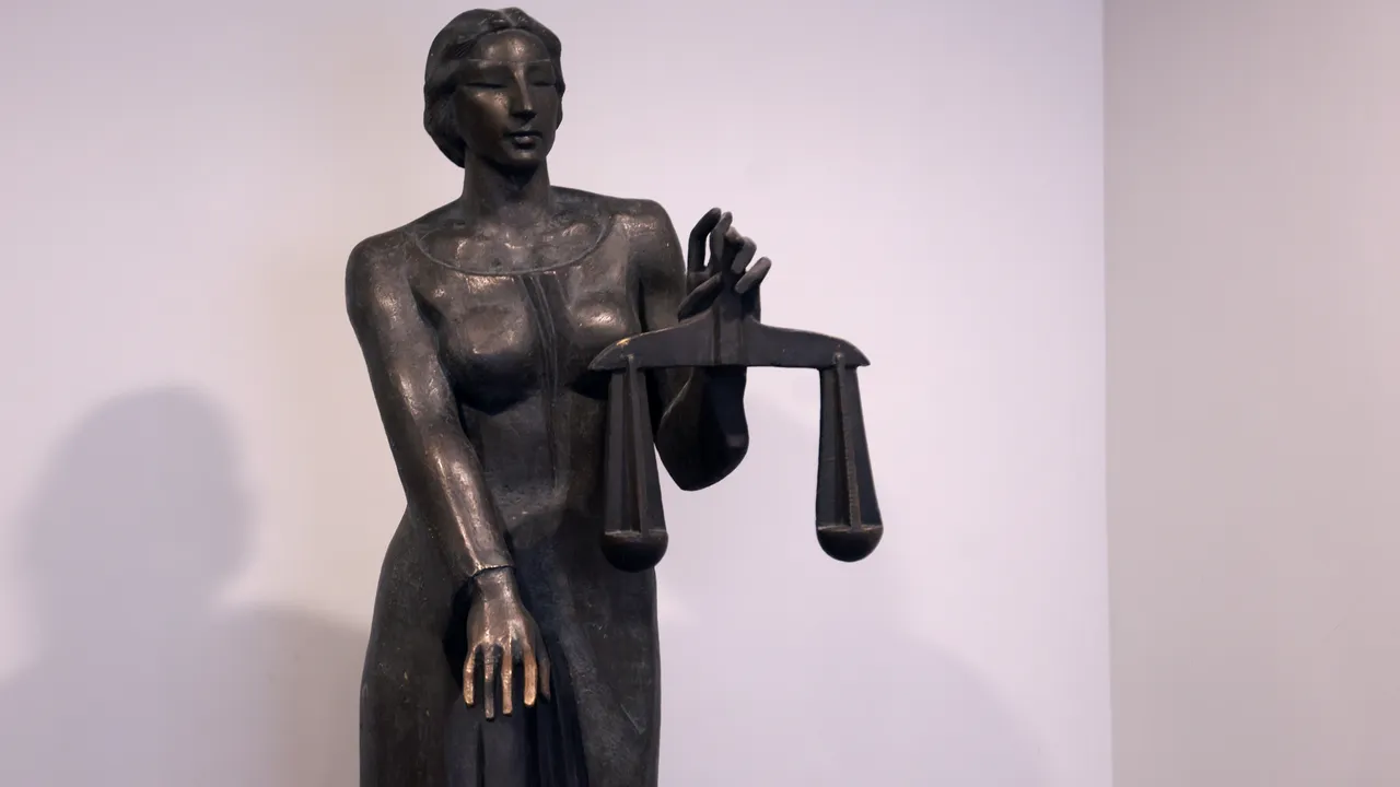 Прокуратурата задържа 16-годишен за побой над непълнолетен