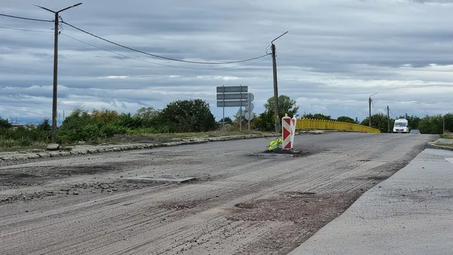 Тонове асфалт от ремонта на АМ „Тракия“ изсипани на метри от река Тунджа