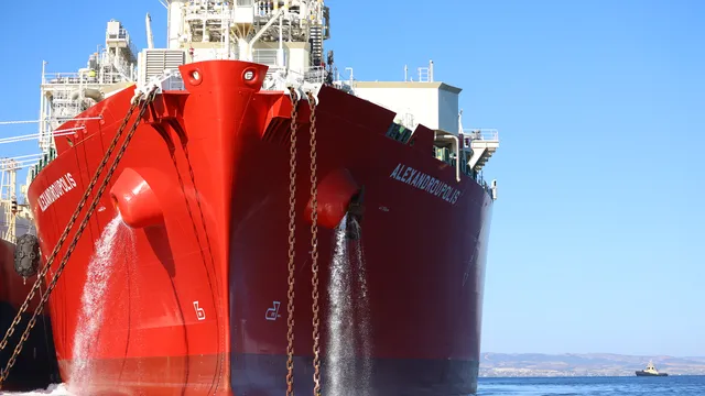 Три енергийни гиганта ще доставят втечнен газ на България през зимата