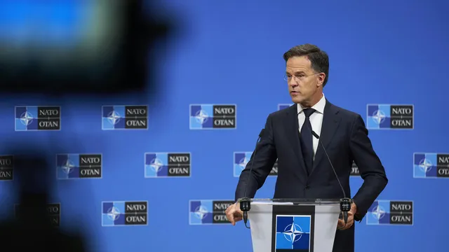 Рюте: НАТО няма да сваля руски самолети без заплаха, но е готов за решителен отговор