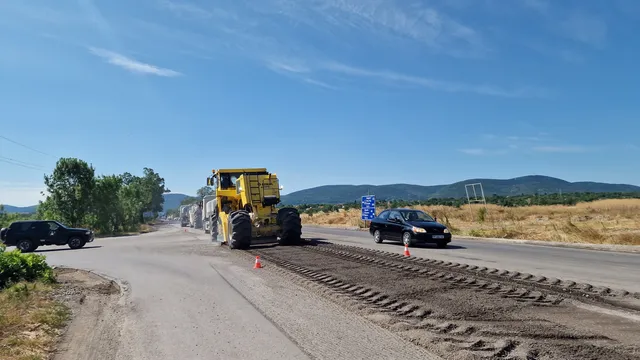 Премахват струпания асфалт от АМ "Тракия" край река Тунджа
