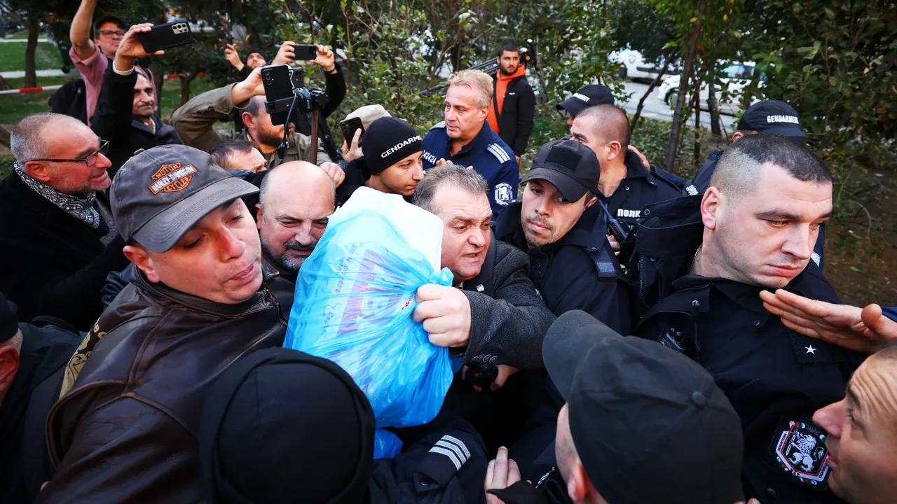 БОЕЦ блокира МВР: напрежение, сблъсъци и гневни викове „Оставка“ в протест „Боклук за боклука“