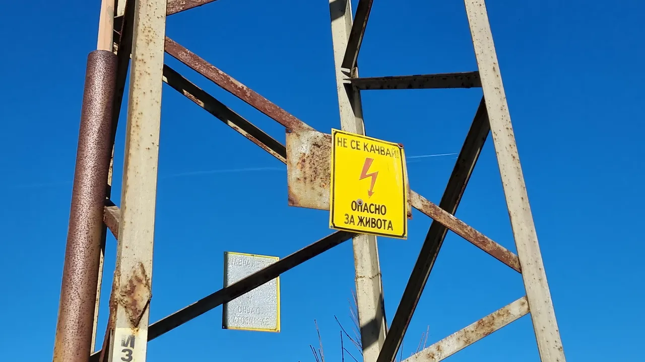 Ученик в критично състояние след катерене по електрически стълб