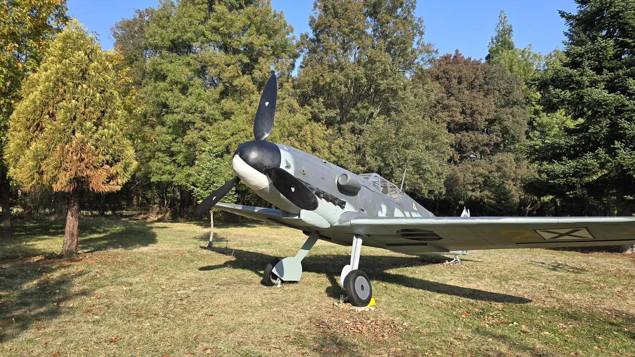 Копие на самолета на Списаревски издигнаха в НИМ