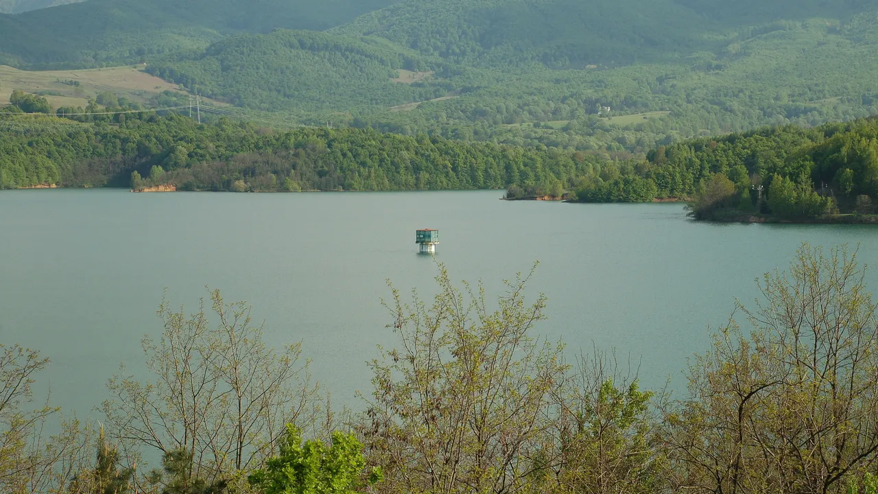 Анализ на КЕВР: Над 260 000 души са били засегнати от водни режими това лято